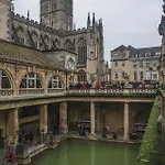 2 Bedroom Apartment In Bath City Centre With Garden & Free Parking
