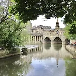 2 Bedroom Apartment In Bath City Centre With Garden & Free Parking
