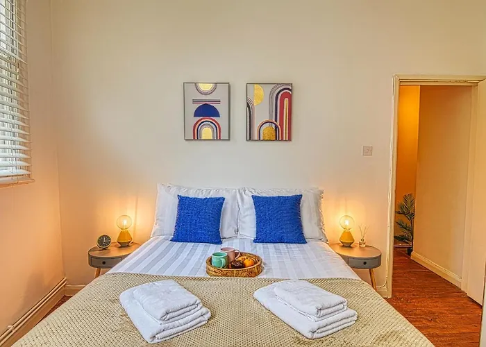 2 Bedroom Apartment In Bath City Centre With Garden & Free Parking