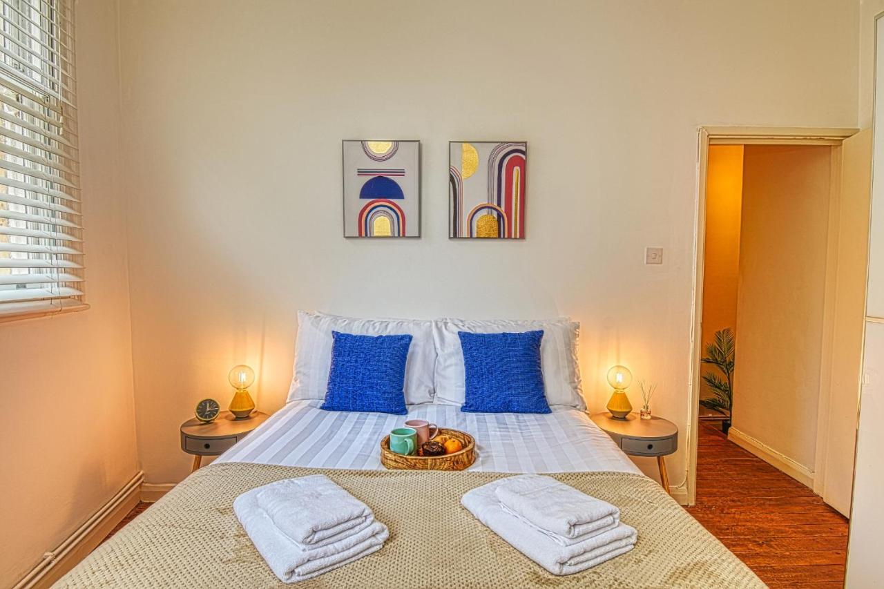 2 Bedroom In Centre With Garden & Free Parking *